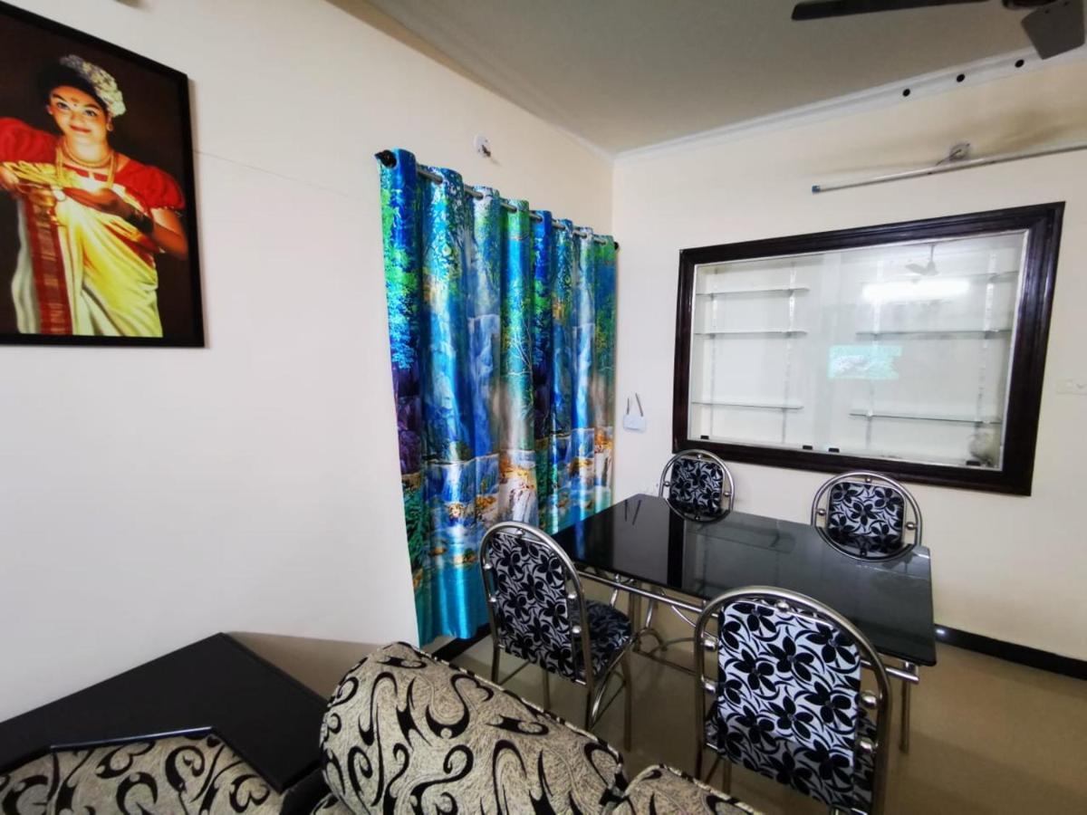 J2 Home Stay - Luxury Homes With Caravan Services Тривандрум Экстерьер фото